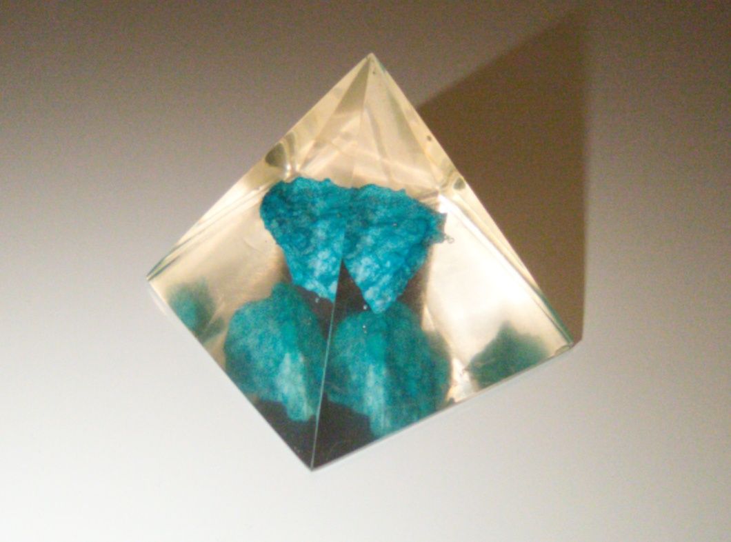 Piramidka z turkusowym kamieniem, podstawa 4,8 cm