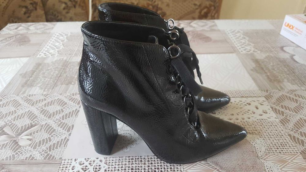 лаковые ботильоны кожаные Zara ботинки на каблуку туфли шнуровка