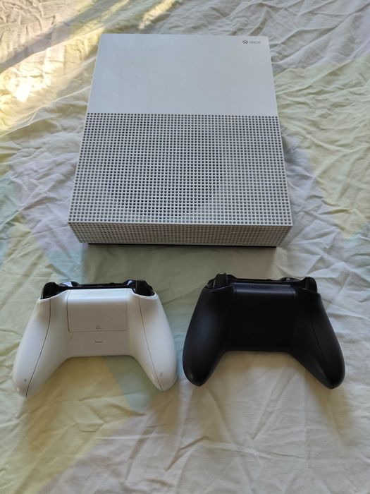 Xbox One S 500GB + 2 pady