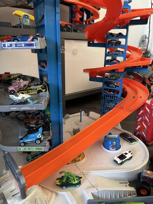 Найбільший паркінг Hot Wheels. Автовози, машинки та контейнери.