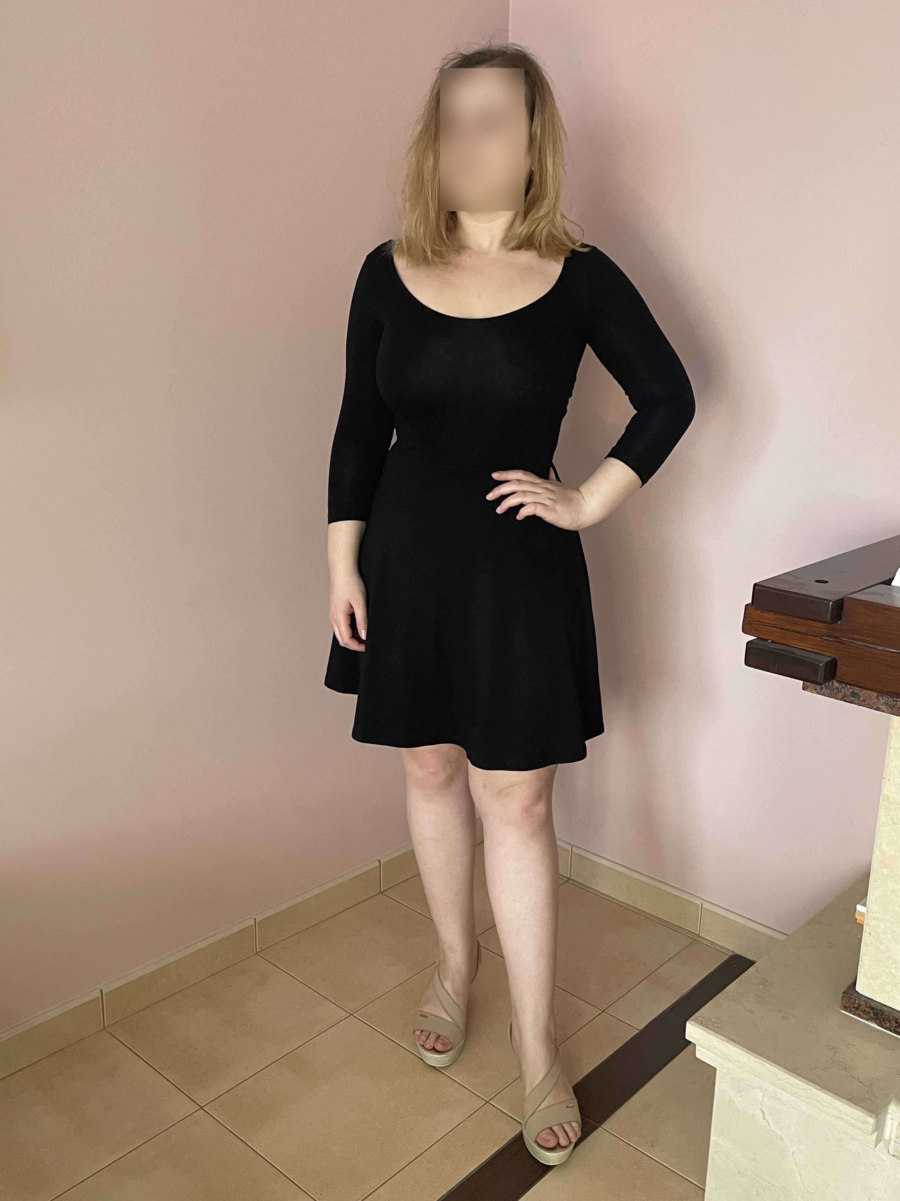 Czarna sukienka basic rozkloszowany dół