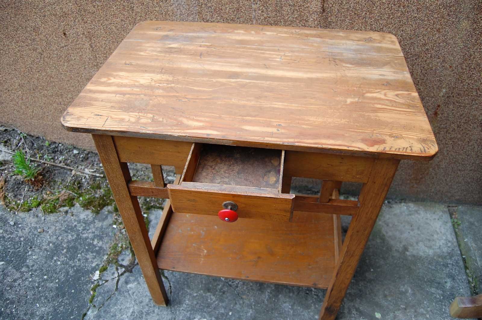 Stary drewniany stolik w stylu art-deco.