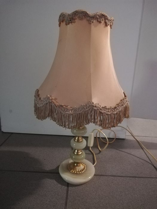 Stara lampa z kamienia