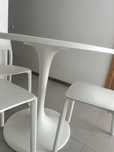 Mesa tedonda branca e 3 cadeiras
