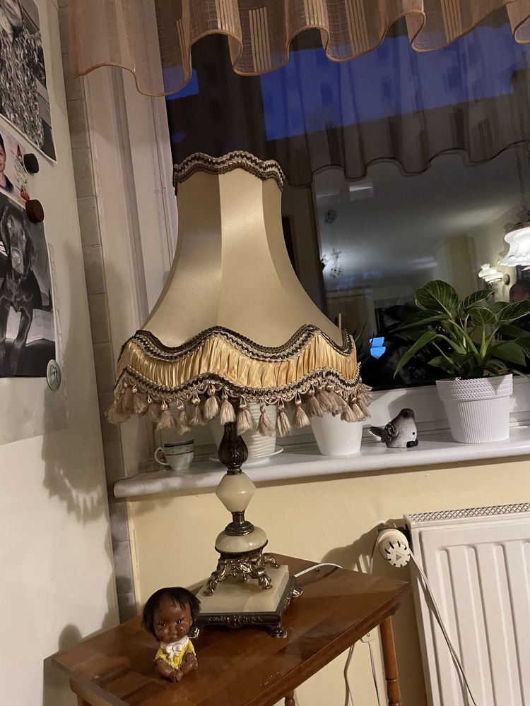 mała lampa w koloru beżowym