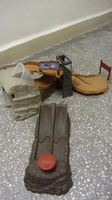 Tor wyścigowy nocne skoki na dwa auta cars wyrzutnia McQeen Zygzak