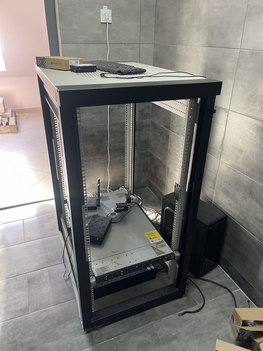 Серверна шафа металева