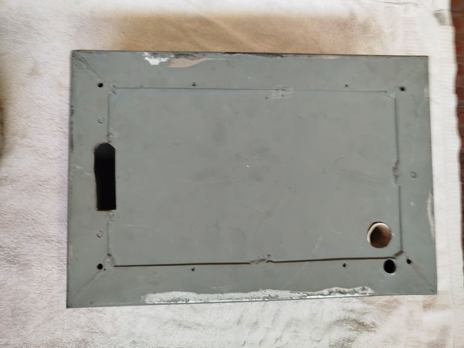Quadro elétrico antigo completo com três disjuntores e um diferencial