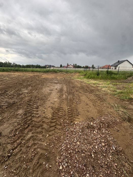 Dzialka z warunkami zabudowy i mediami ogrodzona