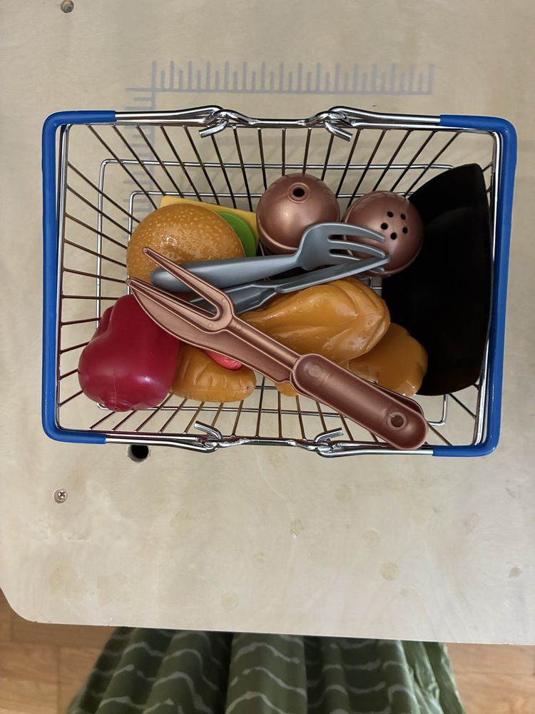 Microondas e cesto de compras