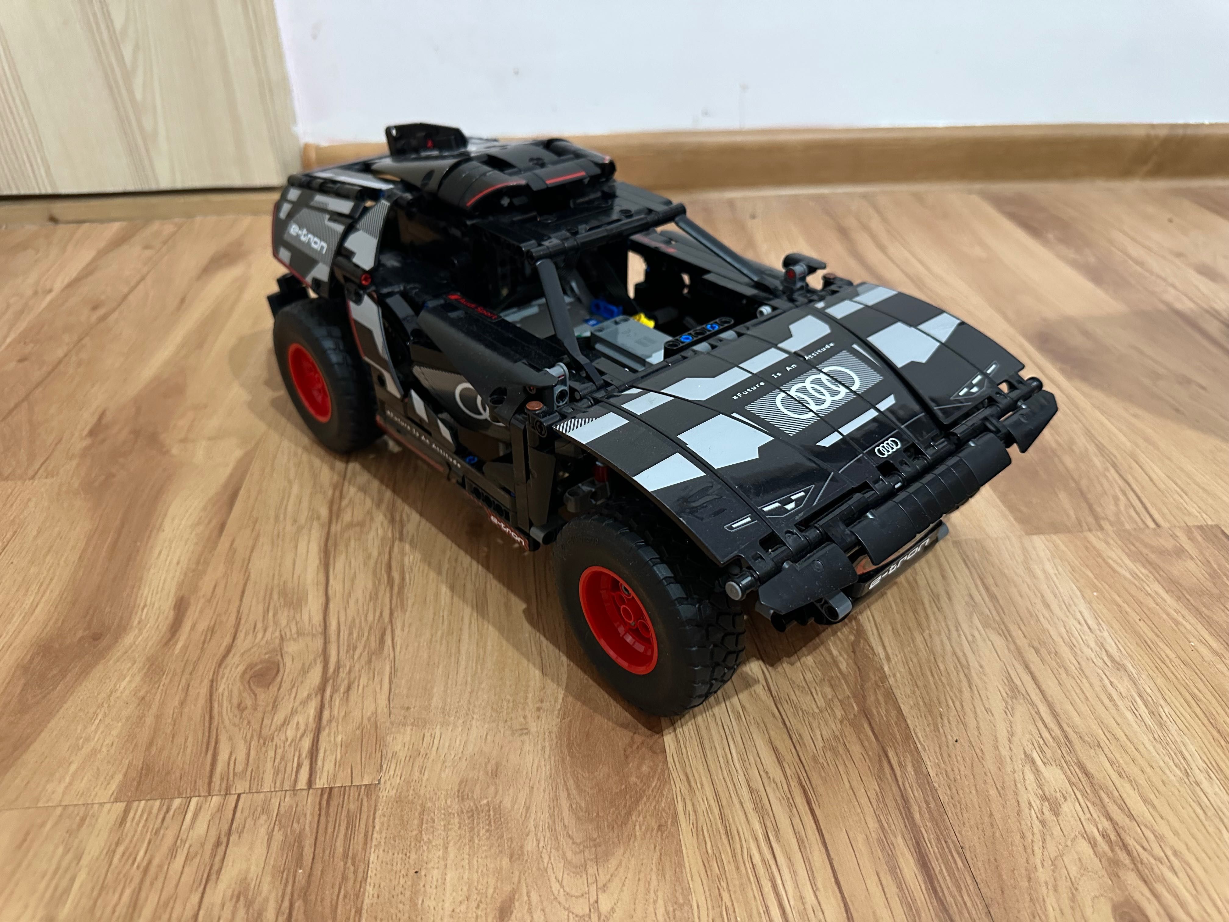 LEGO TECHNIC 42160 Audi E-tron Control Plus