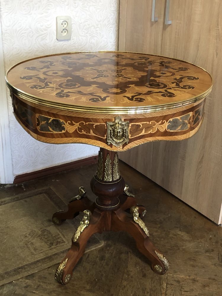 Антикварный круглый стол в стиле Наполеона ІІІ шпон