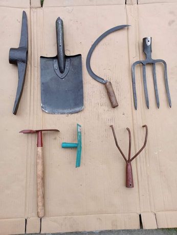 Starej produkcji zestaw starych narzędzi ogrodniczych