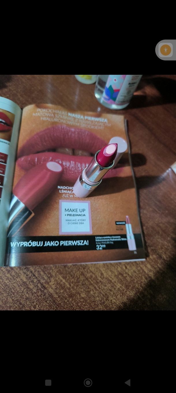 Avon Lśniąca szminka z kwasem hialuronowym