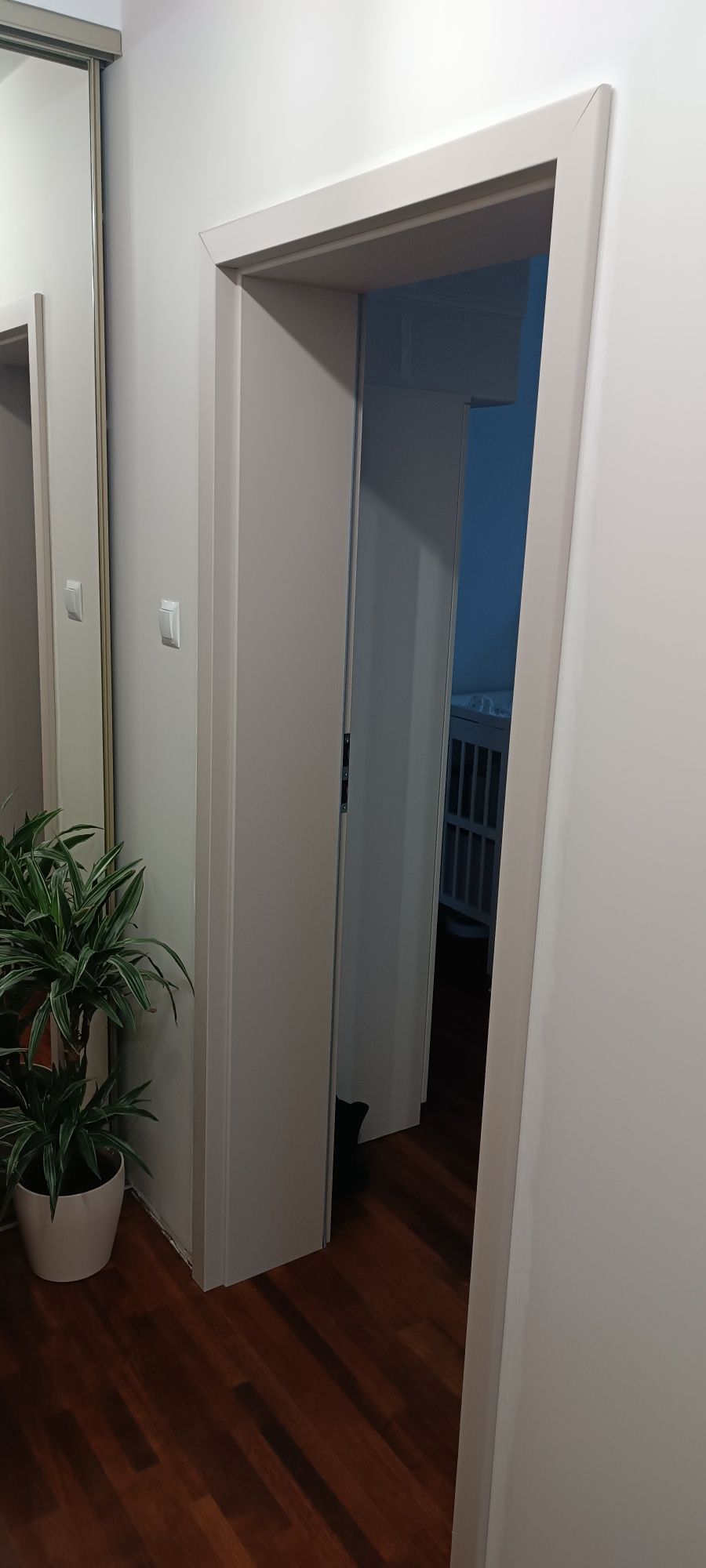 Sprzedam futryny do drzwi 80 prawe i lewą.