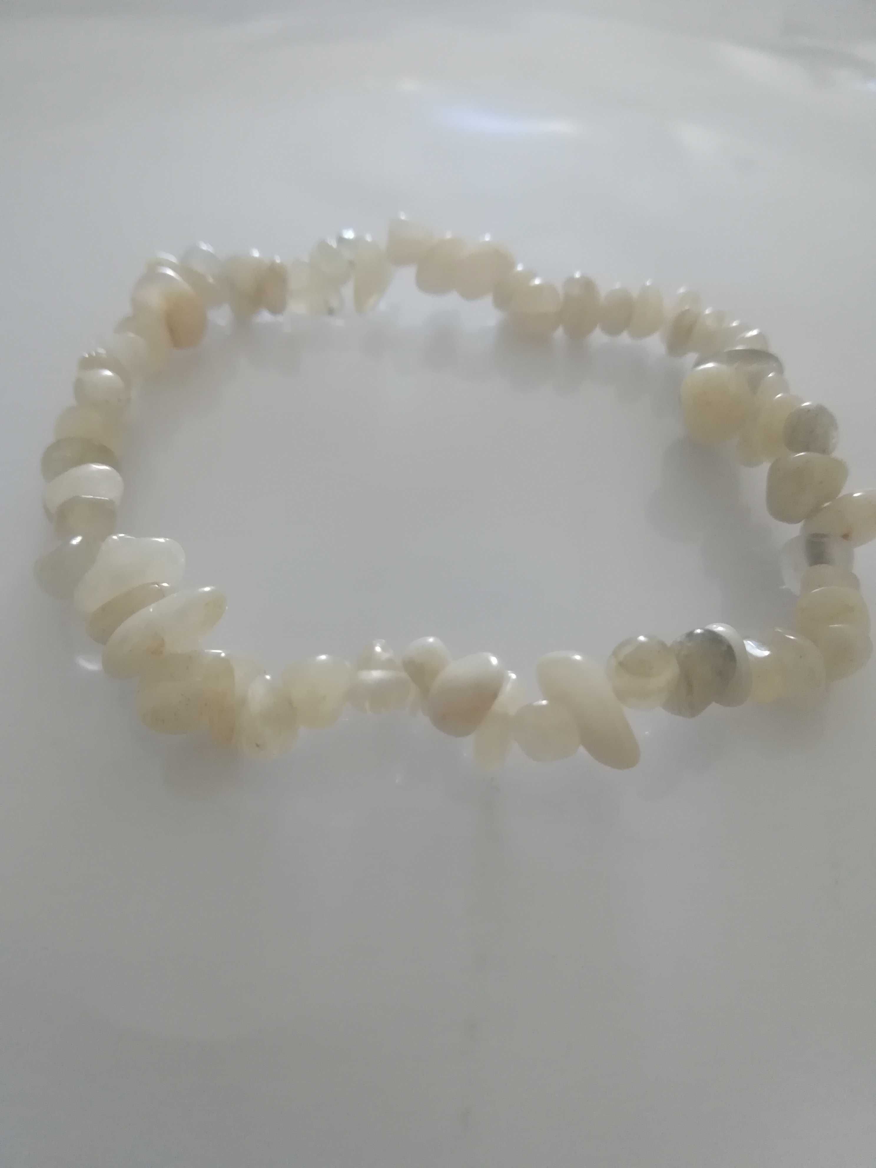 Pulseira elástica com chips de pedra - PEDRA DA LUA