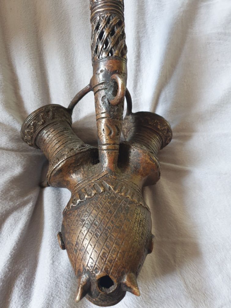 Raro antigo cachimbo ceremonial Bamum do Cameron em bronze
