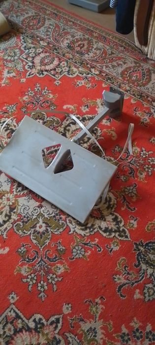 Висяча полка під телевізор.