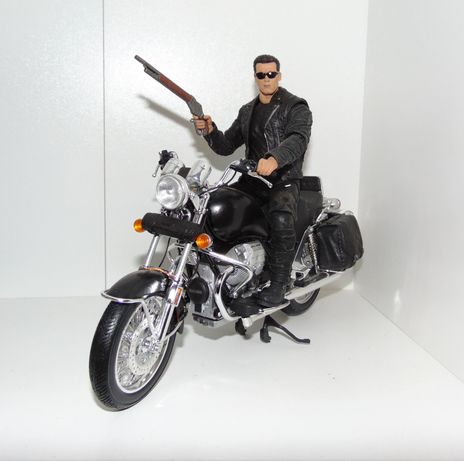 Figurka z filmu Terminator 2 na motocyklu Neca skala 1:10