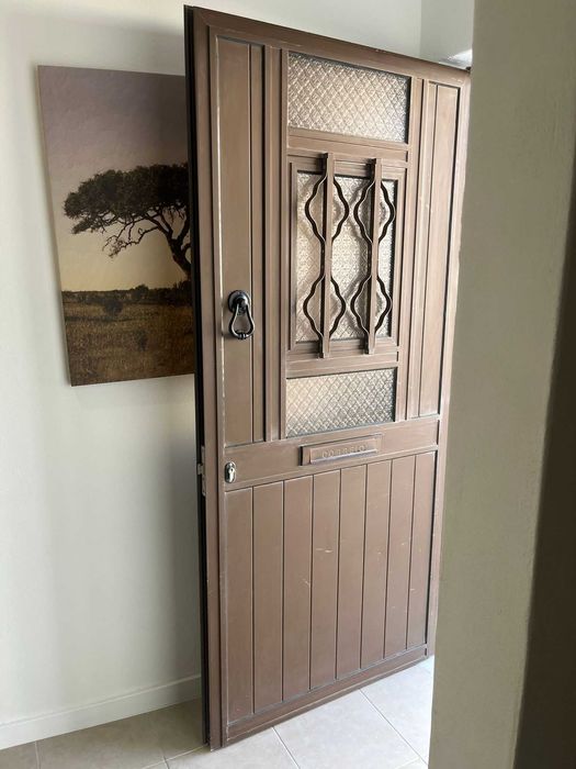 Porta de alumínio castanha com janela – como nova