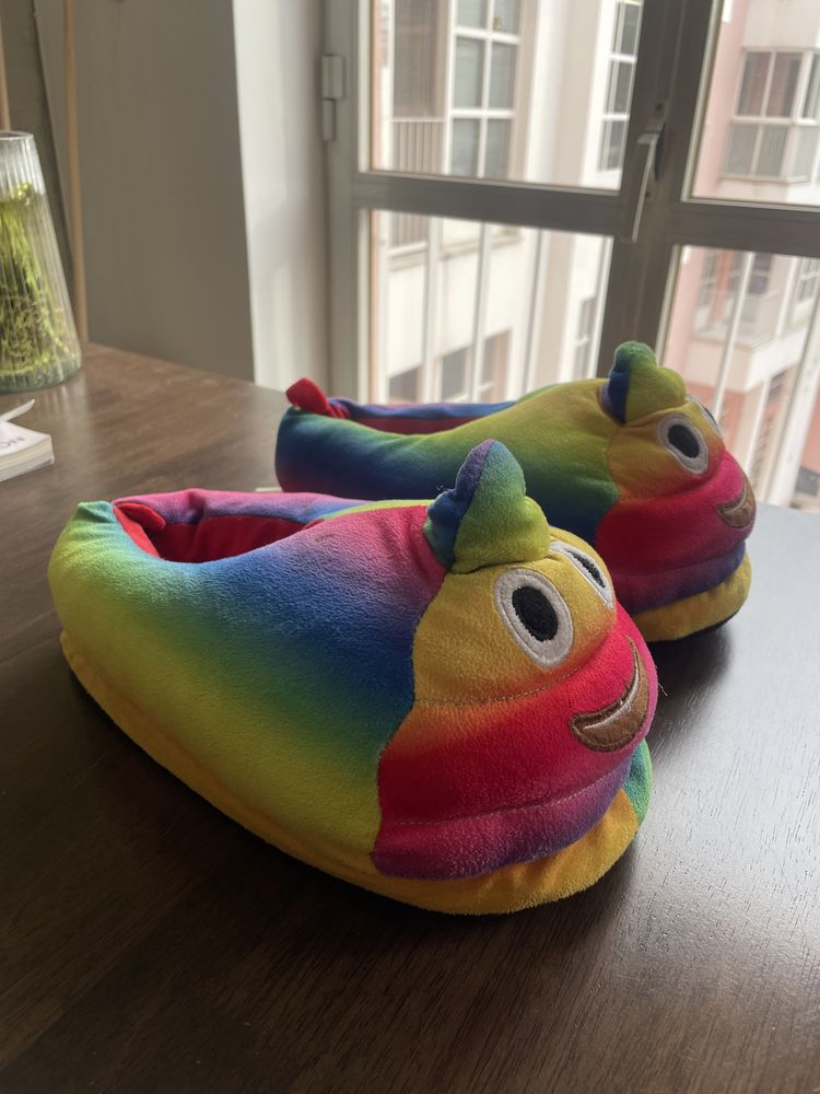 Pantufas coloridas emoji + Pantufas castanhas pêlo