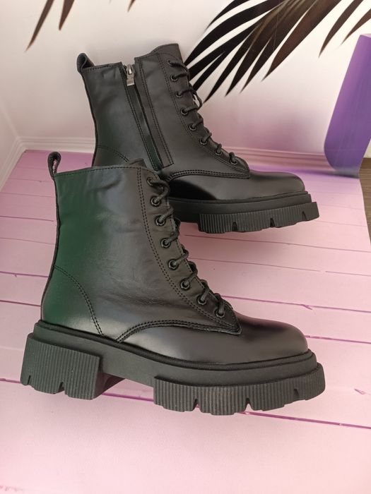 Жіночі зимові шкіряні  черевики на легкій зимовій підошві