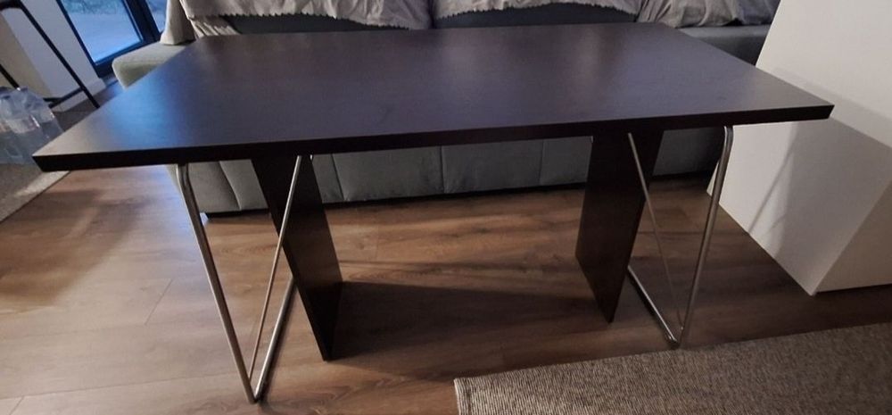 Vendo uma mesa de madeira linda