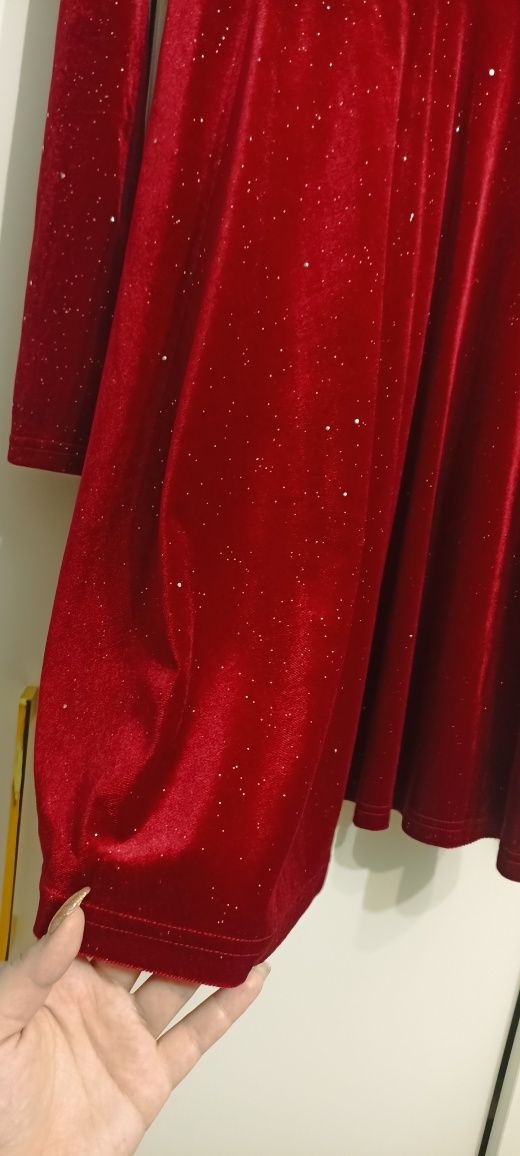 Welurowa czerwona sukienka