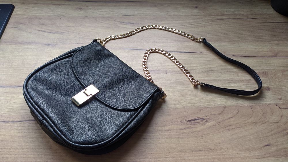 Czarna torebka ze złotym łańcuszkiem