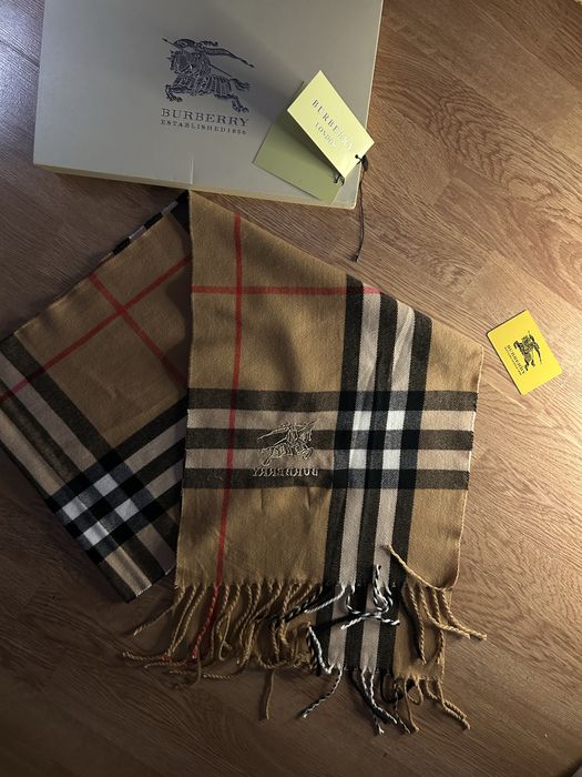 Stylowy i elegancki szalik w klasycznym wzorze kraty Burberry