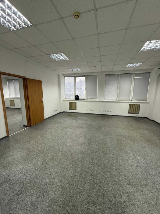 Здам офіс 69 м2(2 кабінети), метро Лівобережна, Сверстюка 11а,БЦ Новий