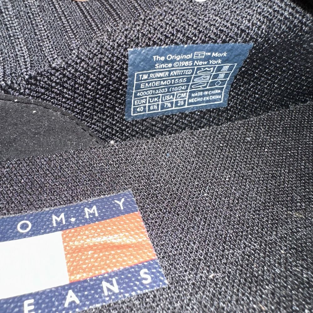 Tommy Hilfiger. Жіночі  кросівки. Оригінал. Розмір 40. Нові.