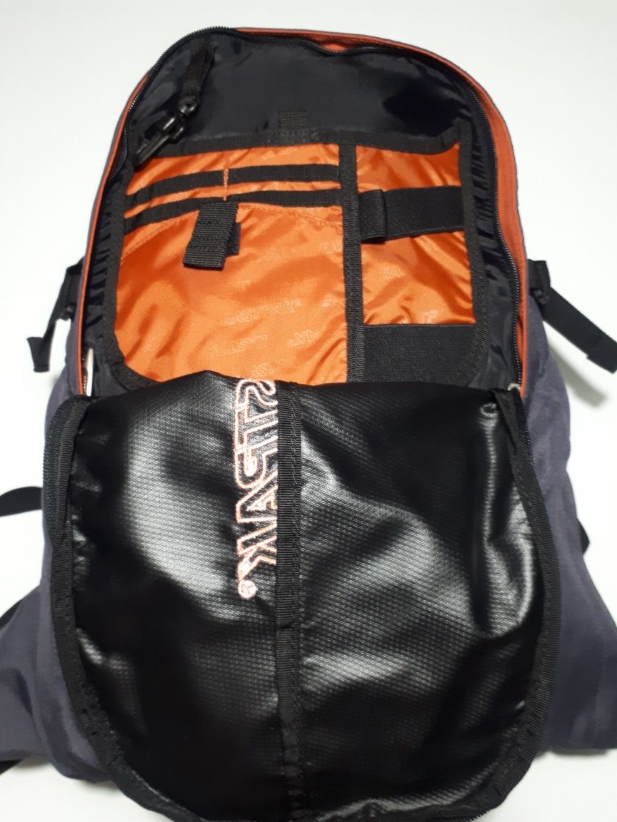 Mochila Eastpak com bolsa para bola  (NOVA)