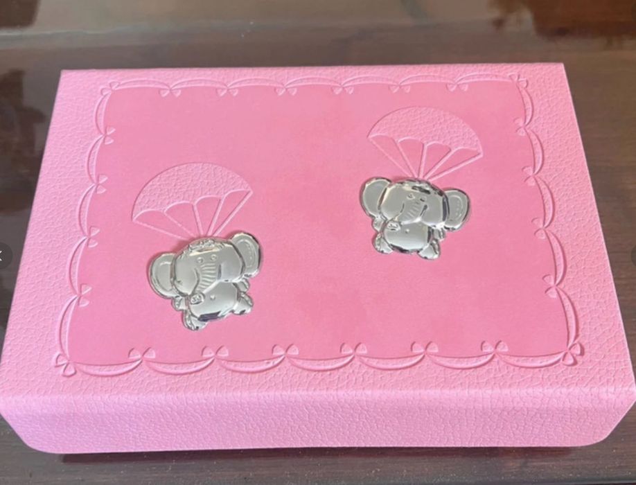 Caixa de bebé com detalhes em prata com acessórios incluidos