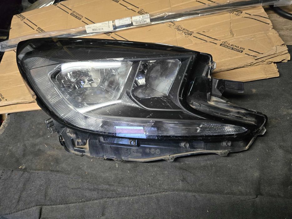 lampa przód Toyota Aygo X