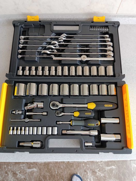 АВТОМОБИЛЬНЫЙ набор ключей и головок STANLEY в чемодане . 68 единиц .
