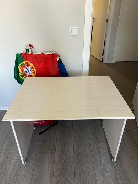 Cama de solteiro elevada com secretaria