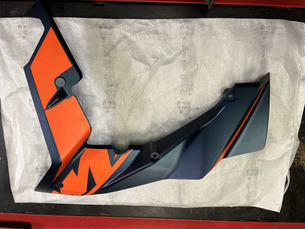 KTM RC125 boczek lewy