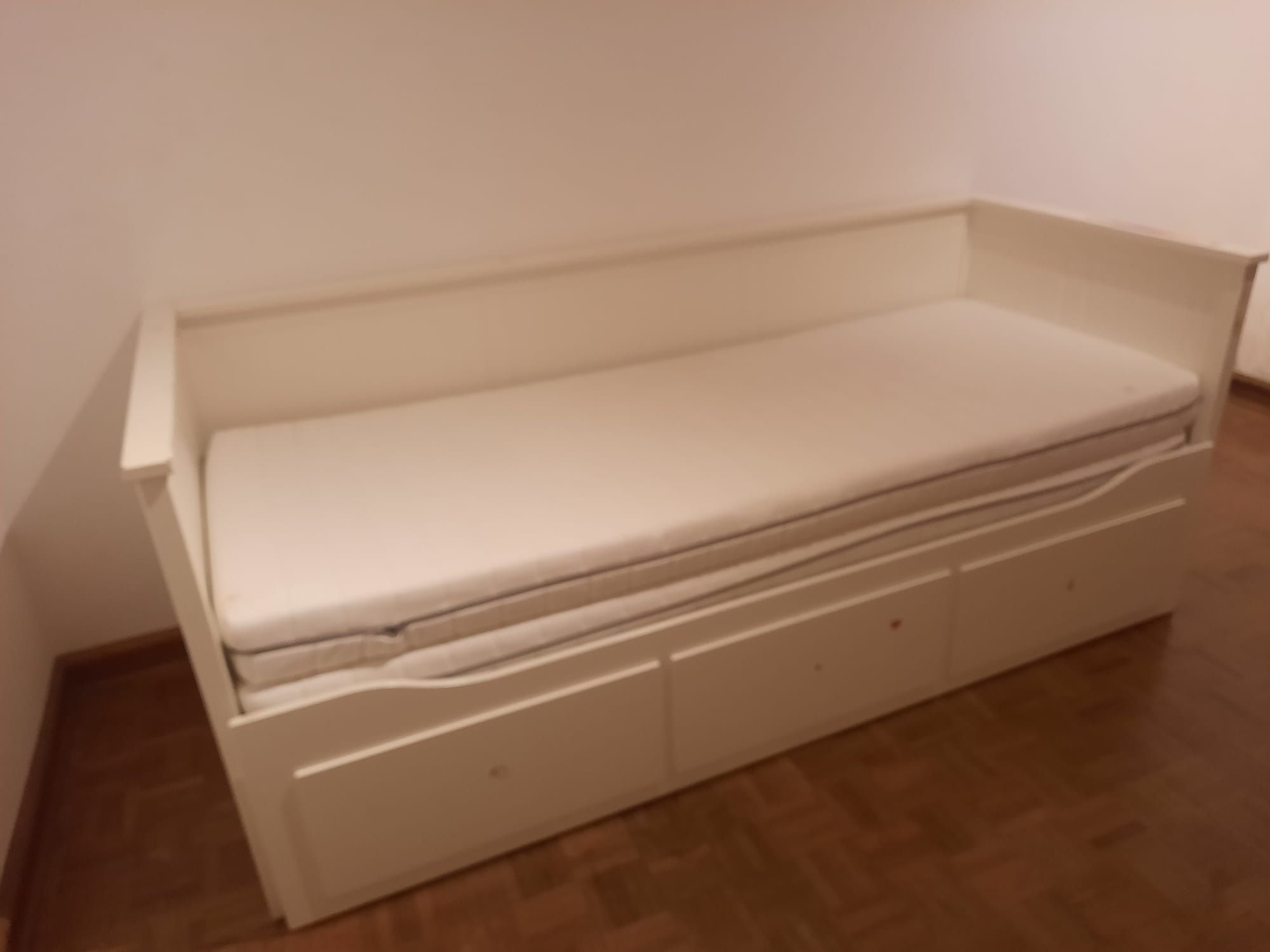 Cama dupla com gavetas e colchões