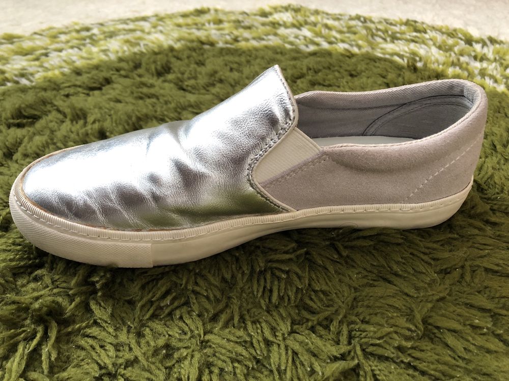 Ténis casuais slip on dourados