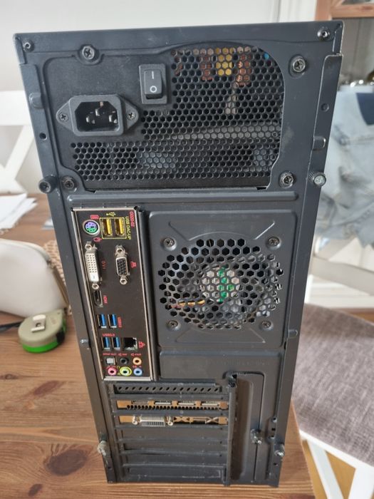 Komputer gamingowy i5/16/ssd/radeon 8gb/24" LED windows pro