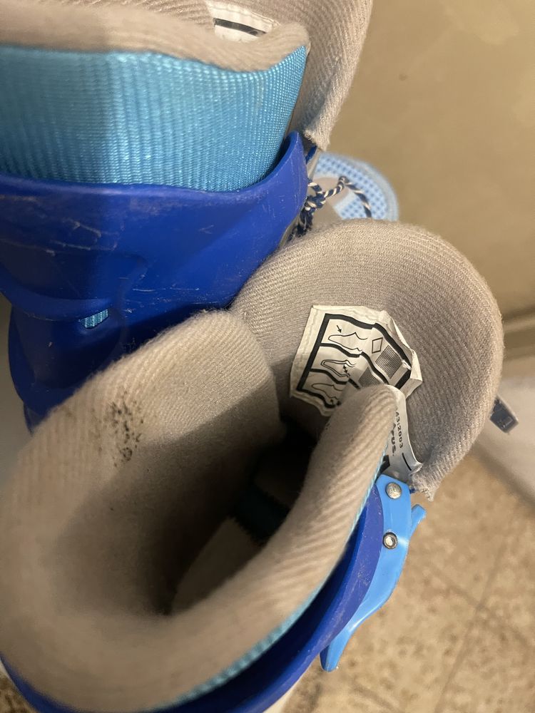 Dois pares de patins em linha de criança