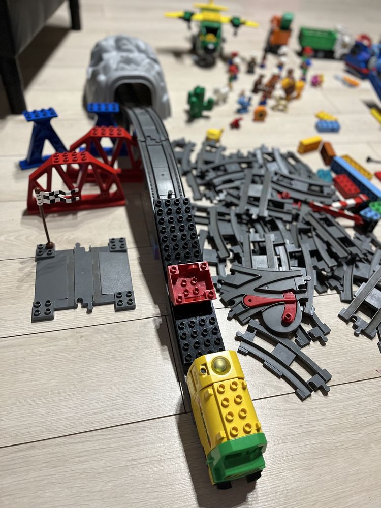 Zestaw klocków  lego duplo pociąg elektryczny , dźwig, koparka pojazdy