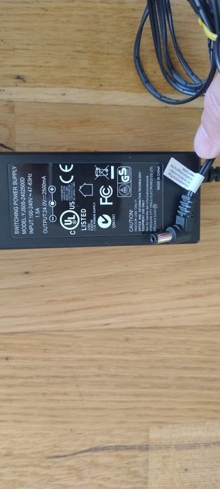 Зарядні до ноутбука.