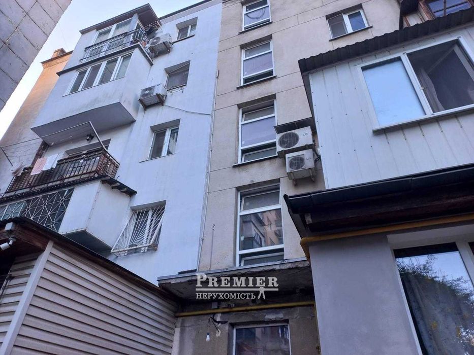 Поки тут старі стіни та підлога, зате Ваша фантазія необмежена!