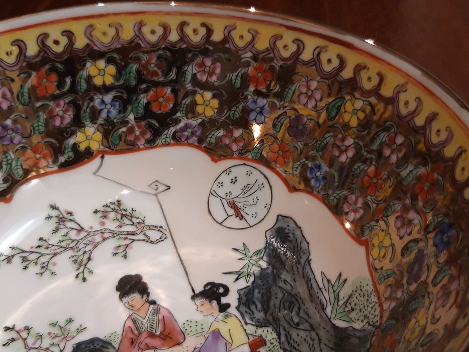 Taça de porcelana chinesa de Cantão com motivos orientais coloridos