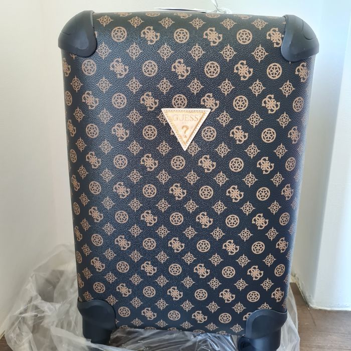 Guess walizka wilder travel 18 in 35L torba podróżna logowana logo brą