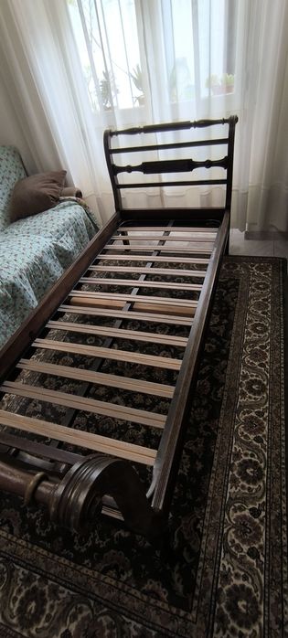 Cama com estrado de solteiro em madeira maciça e colchão ortopédico