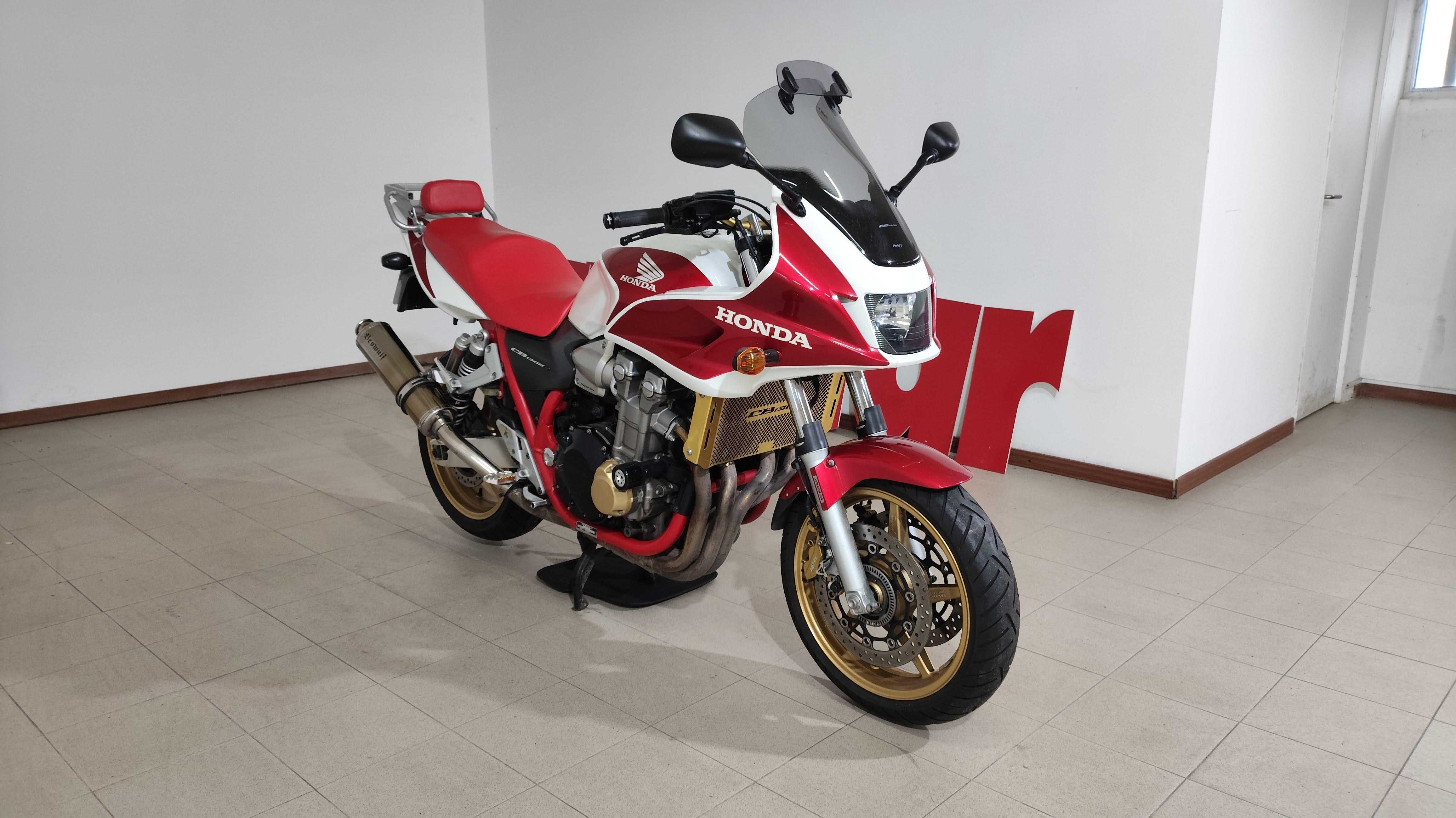 Honda CB CB1300SA "Red Frame"