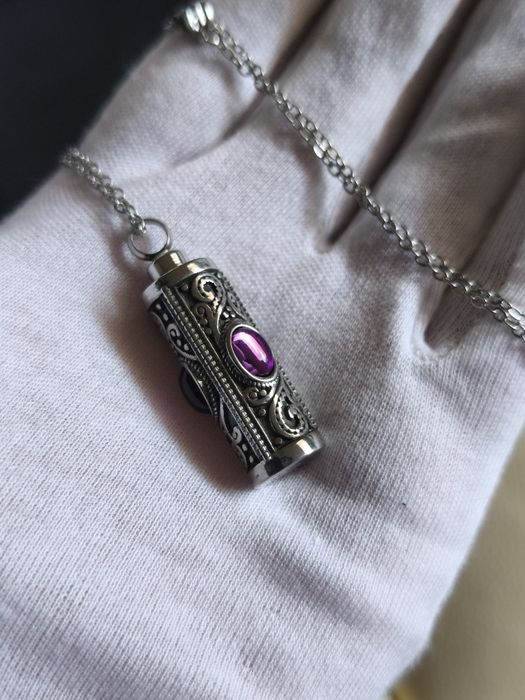 Colar com depósito secreto em aço inoxidável Novo.